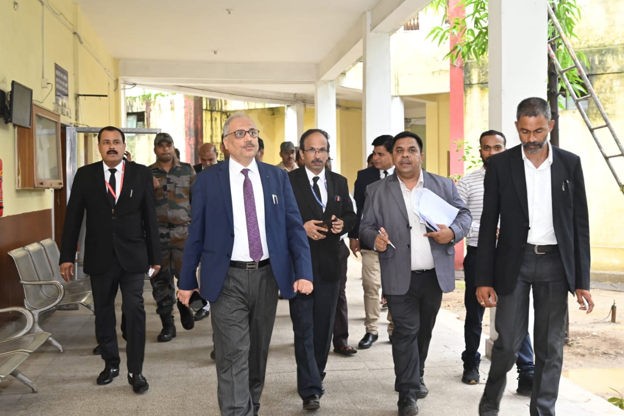 उच्च न्यायालय के मुख्य न्यायाधिपति ने जांजगीर-चांपा न्यायालय परिसर का किया औचक निरीक्षण उच्च न्यायालय के मुख्य न्यायाधिपति ने जांजगीर-चांपा न्यायालय परिसर का किया औचक निरीक्षण