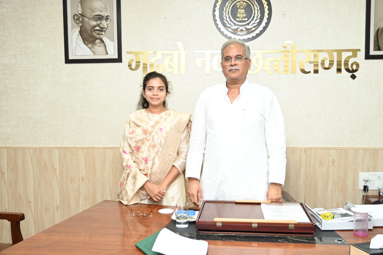 मुख्यमंत्री से डॉ. नरेन्द्र वर्मा पर शोध करने वाली पहली शोधार्थी चन्दन बाला ने की सौजन्य मुलाकात मुख्यमंत्री से डॉ. नरेन्द्र वर्मा पर शोध करने वाली पहली शोधार्थी चन्दन बाला ने की सौजन्य मुलाकात