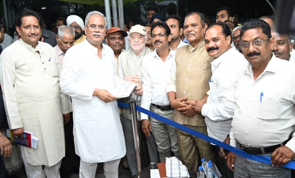 बुनकरों के हित में हाथकरघा वस्त्र उत्पादन को दिया जा रहा बढ़ावा बुनकरों के हित में हाथकरघा वस्त्र उत्पादन को दिया जा रहा बढ़ावा