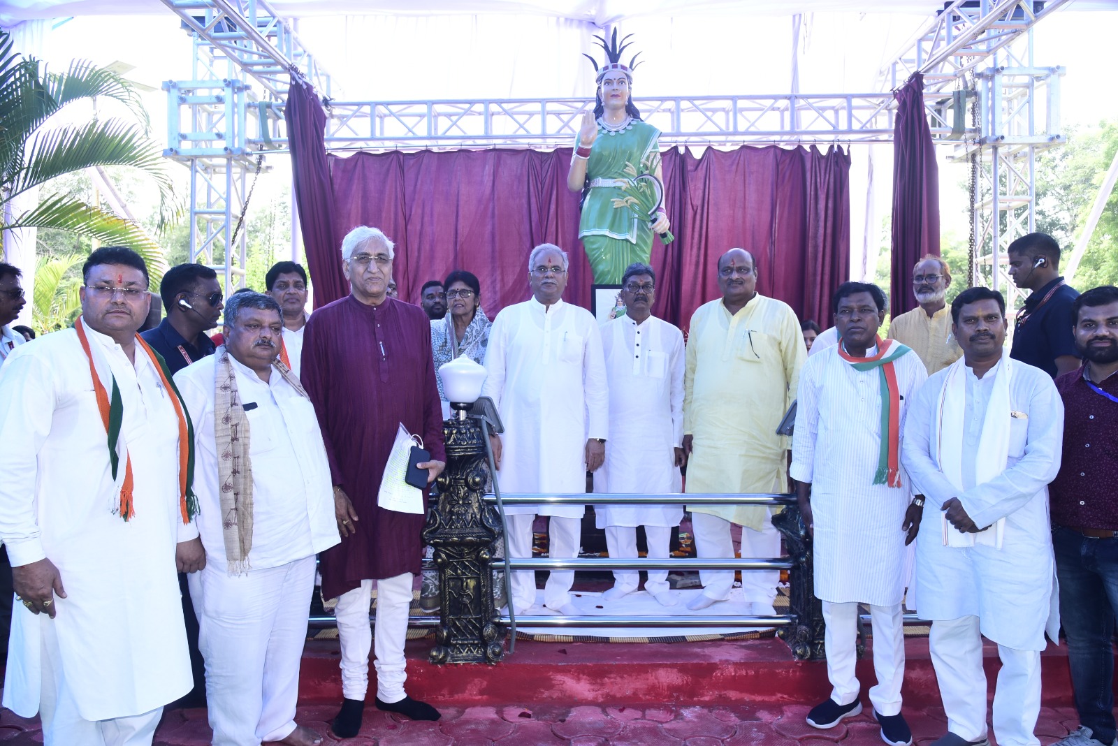 मुख्यमंत्री ने कलेक्ट्रेट परिसर में छत्तीसगढ़ महतारी की प्रतिमा का किया अनावरण मुख्यमंत्री ने कलेक्ट्रेट परिसर में छत्तीसगढ़ महतारी की प्रतिमा का किया अनावरण