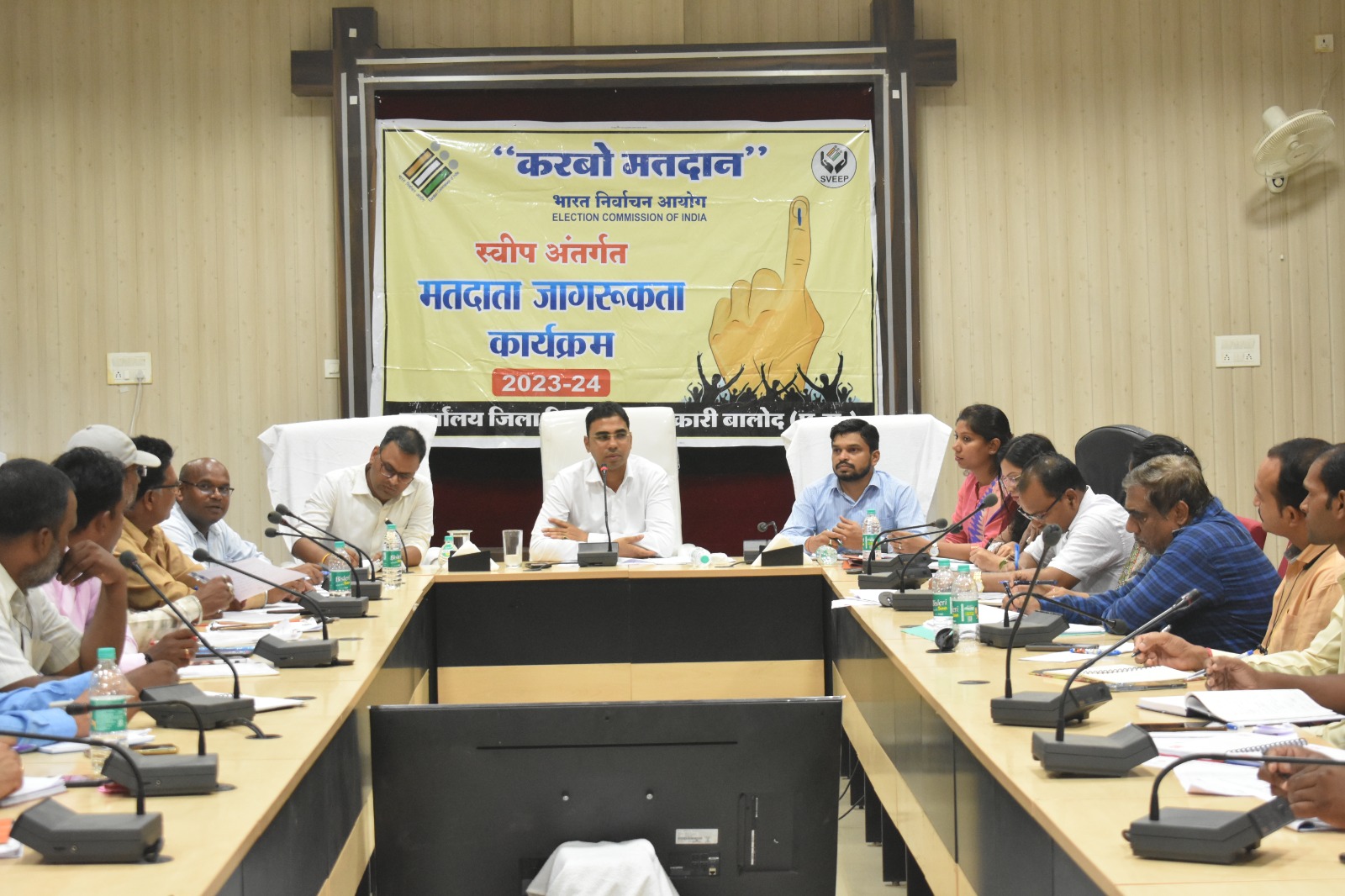 बीएलओ एवं सुपरवाईजरों के प्रशिक्षण कार्यक्रम में शामिल हुए कलेक्टर श्री शर्मा बीएलओ एवं सुपरवाईजरों के प्रशिक्षण कार्यक्रम में शामिल हुए कलेक्टर श्री शर्मा