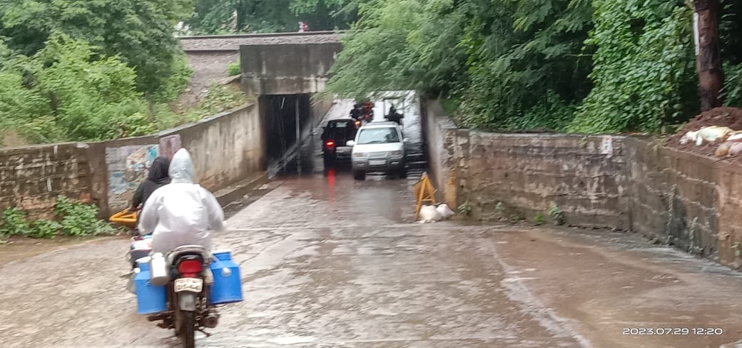 बारिश के पानी का निकासी के लिए जुटी निगम की टीम बारिश के पानी का निकासी के लिए जुटी निगम की टीम