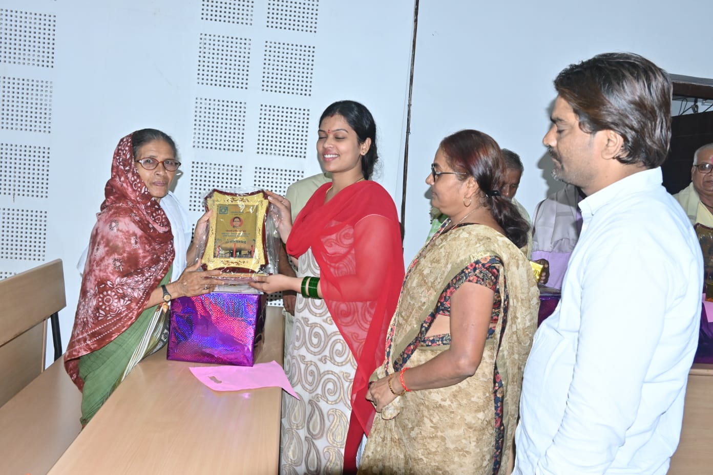 निगम प्रशासन ने 07 कर्मचारियों को दी स-सम्मान विदाई निगम प्रशासन ने 07 कर्मचारियों को दी स-सम्मान विदाई