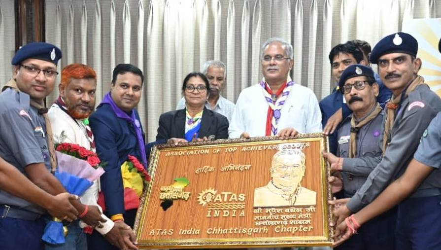 मुख्यमंत्री को स्काउट गाइड द्वारा स्कार्फ भेंट कर किया गया सम्मानित मुख्यमंत्री को स्काउट गाइड द्वारा स्कार्फ भेंट कर किया गया सम्मानित