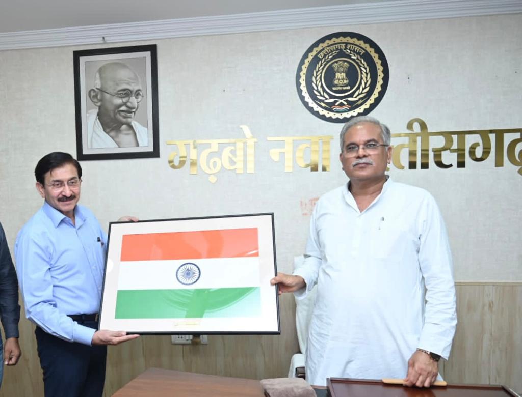 जेएसपी के प्रेसिडेंट प्रदीप टंडन ने मुख्यमंत्री भूपेश बघेल जी को ससम्मान भेंट किया तिरंगा जेएसपी के प्रेसिडेंट प्रदीप टंडन ने मुख्यमंत्री भूपेश बघेल जी को ससम्मान भेंट किया तिरंगा