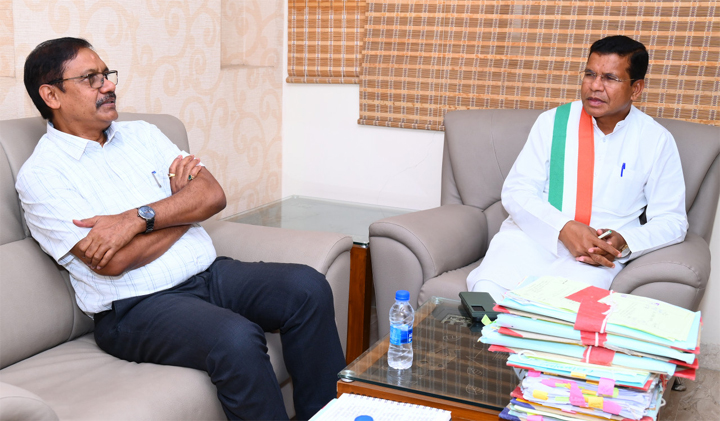 मंत्री मरकाम ने मंत्रालय में अधिकारियों से विभागीय काम-काज की ली जानकारी मंत्री मरकाम ने मंत्रालय में अधिकारियों से विभागीय काम-काज की ली जानकारी