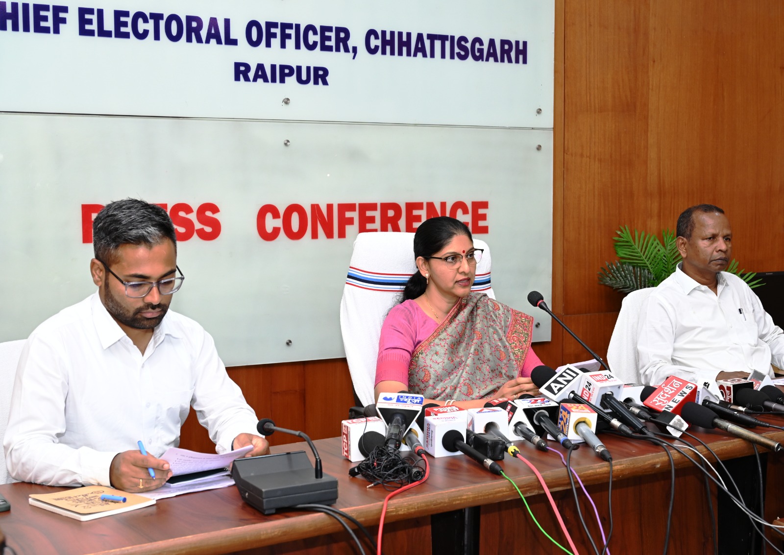 मुख्य निर्वाचन पदाधिकारी ने मतदाता सूची के विशेष संक्षिप्त पुनरीक्षण कार्यक्रम की दी जानकारी मुख्य निर्वाचन पदाधिकारी ने मतदाता सूची के विशेष संक्षिप्त पुनरीक्षण कार्यक्रम की दी जानकारी