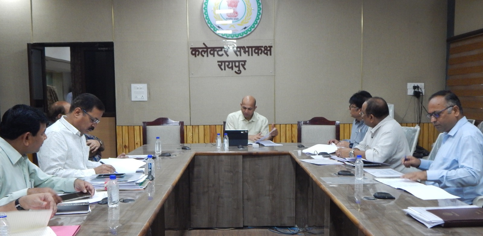 निर्धारित समय सीमा पर सड़कों के निर्माण और मरम्मत कार्य पूर्ण करें: कलेक्टर डॉ भुरे निर्धारित समय सीमा पर सड़कों के निर्माण और मरम्मत कार्य पूर्ण करें: कलेक्टर डॉ भुरे