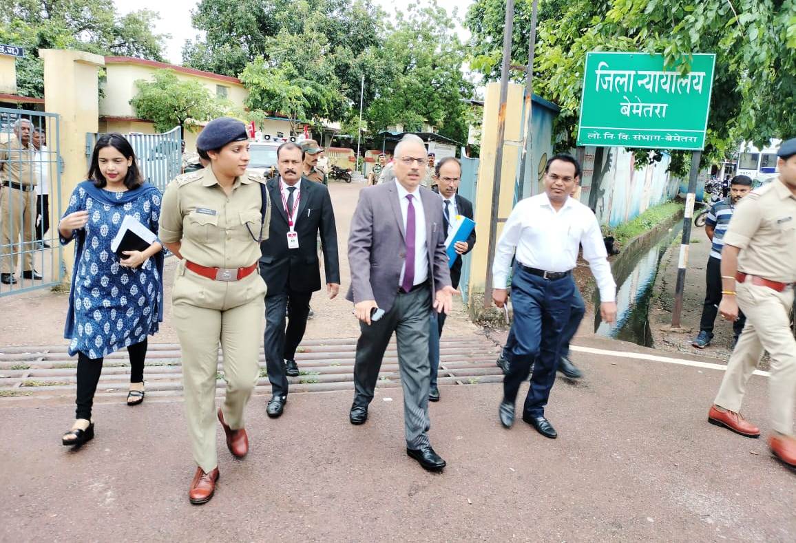 उच्च न्यायालय के मुख्य न्यायाधिपति ने बेमेतरा न्यायालय परिसर का किया औचक निरीक्षण उच्च न्यायालय के मुख्य न्यायाधिपति ने बेमेतरा न्यायालय परिसर का किया औचक निरीक्षण
