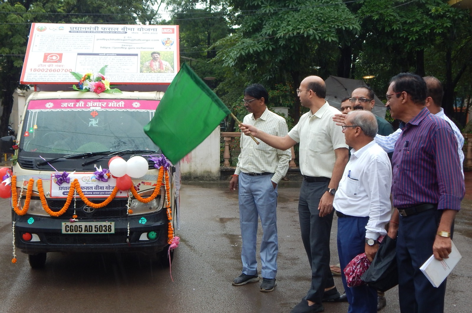 फसल बीमा रथ को कलेक्टर डॉ भुरे ने दिखाई हरी झंडी फसल बीमा रथ को कलेक्टर डॉ भुरे ने दिखाई हरी झंडी