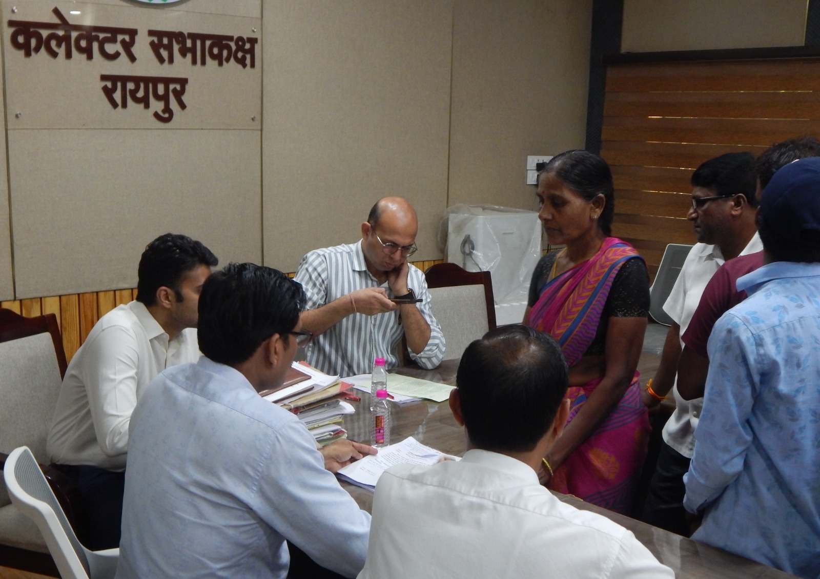 जनचौपाल में 41 आवेदन आएं: कलेक्टर डॉ. भुरे ने कार्रवाई करने के दिए निर्देश जनचौपाल में 41 आवेदन आएं: कलेक्टर डॉ. भुरे ने कार्रवाई करने के दिए निर्देश