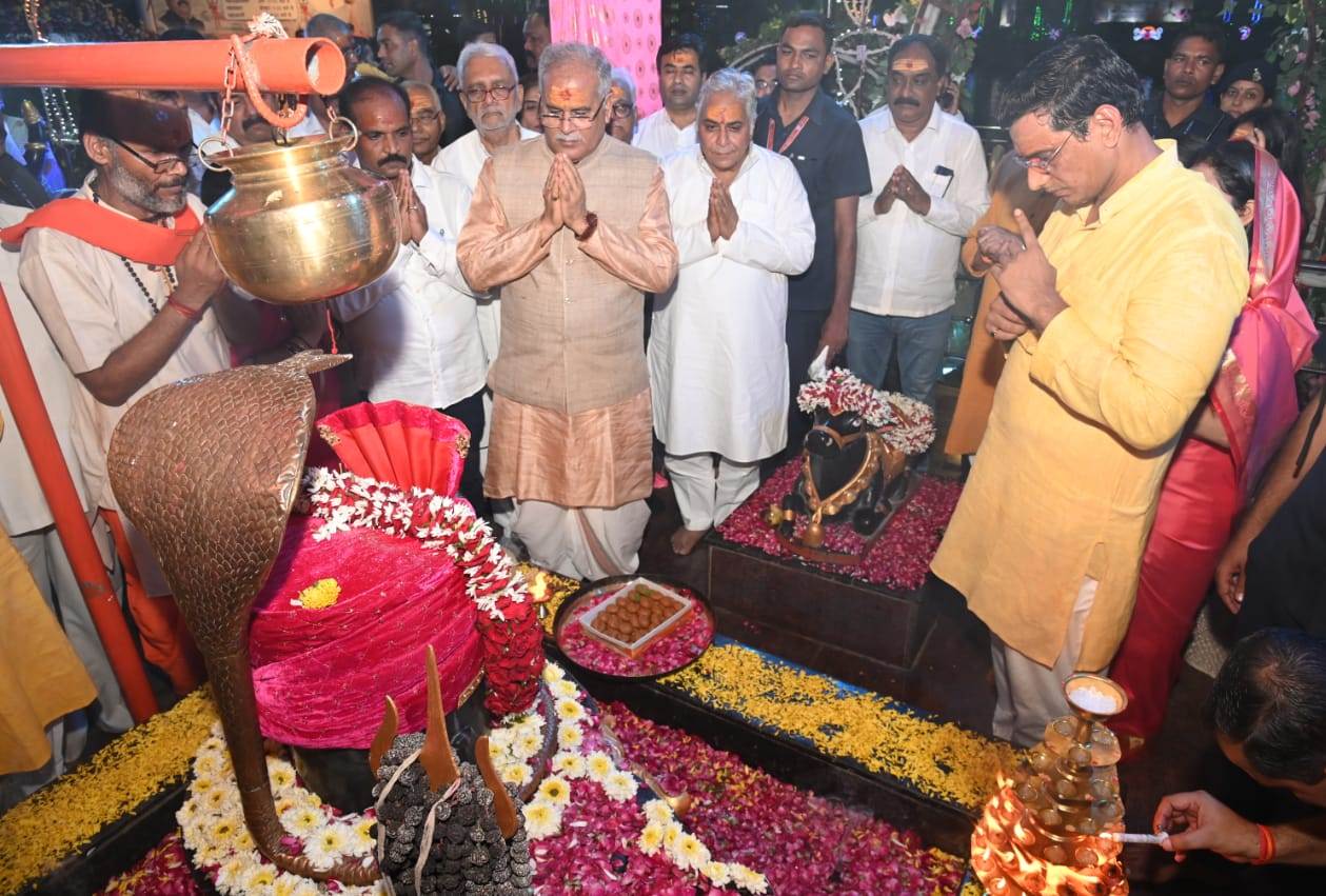 मुख्यमंत्री श्री बघेल सावन सोमवार पर महारुद्राभिषेक में हुए शामिल मुख्यमंत्री श्री बघेल सावन सोमवार पर महारुद्राभिषेक में हुए शामिल