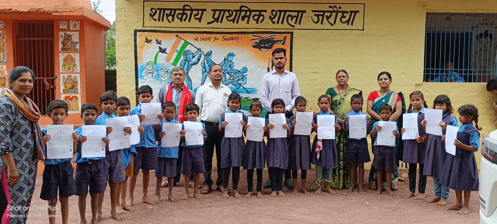 संसदीय सचिव श्रीमती सिंह ने स्कूली बच्चों को बांटे प्रमाण पत्र संसदीय सचिव श्रीमती सिंह ने स्कूली बच्चों को बांटे प्रमाण पत्र