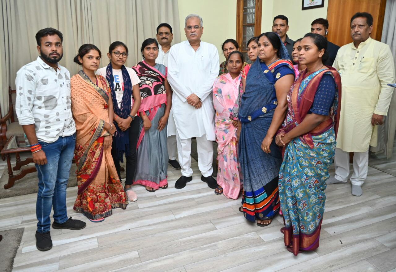 मुख्यमंत्री से अनुकम्पा नियुक्ति शिक्षाकर्मी कल्याण संघ के सदस्यों ने की सौजन्य मुलाकात मुख्यमंत्री से अनुकम्पा नियुक्ति शिक्षाकर्मी कल्याण संघ के सदस्यों ने की सौजन्य मुलाकात