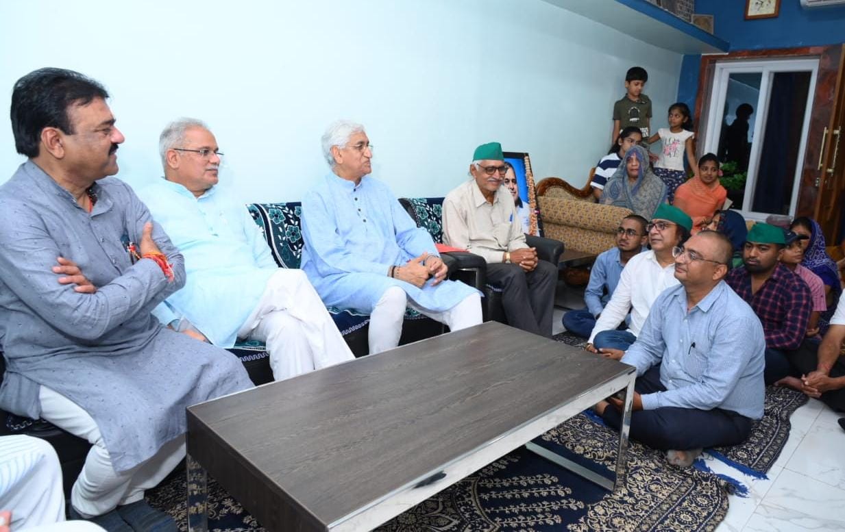 मुख्यमंत्री भूपेश बघेल जगदलपुर में संसदीय सचिव रेखचंद जैन के घर पहुंचे मुख्यमंत्री भूपेश बघेल जगदलपुर में संसदीय सचिव रेखचंद जैन के घर पहुंचे