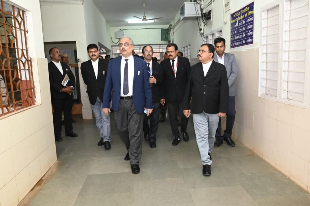 मुख्य न्यायाधीश रमेश सिन्हा ने महासमुंद जिला न्यायालय परिसर का किया निरीक्षण मुख्य न्यायाधीश रमेश सिन्हा ने महासमुंद जिला न्यायालय परिसर का किया निरीक्षण