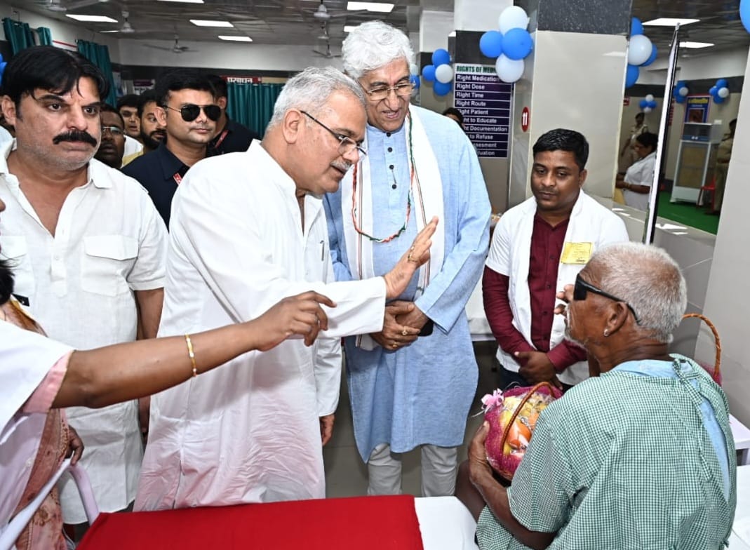 जब मुख्यमंत्री ने मरीजों की आई-साइट में सुधार की ली परीक्षा... जब मुख्यमंत्री ने मरीजों की आई-साइट में सुधार की ली परीक्षा...