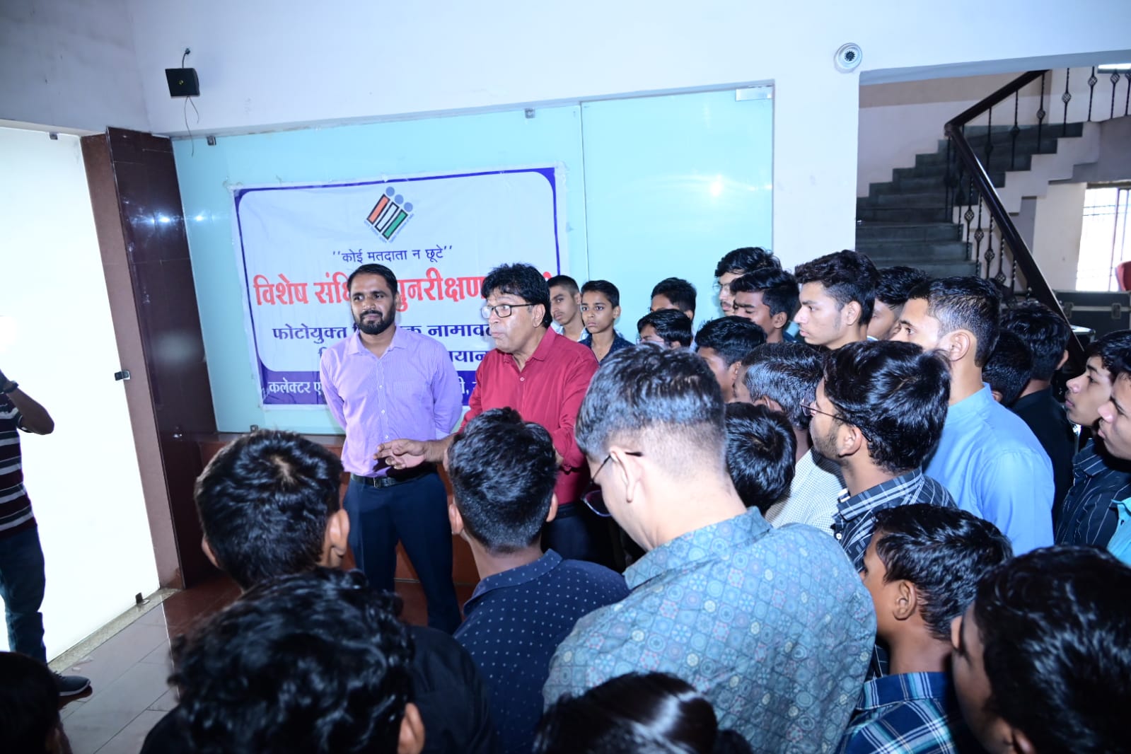 युवाओं से लोकतंत्र में उनकी भागीदारी को लेकर जिला पंचायत सीईओ ने की चर्चा युवाओं से लोकतंत्र में उनकी भागीदारी को लेकर जिला पंचायत सीईओ ने की चर्चा