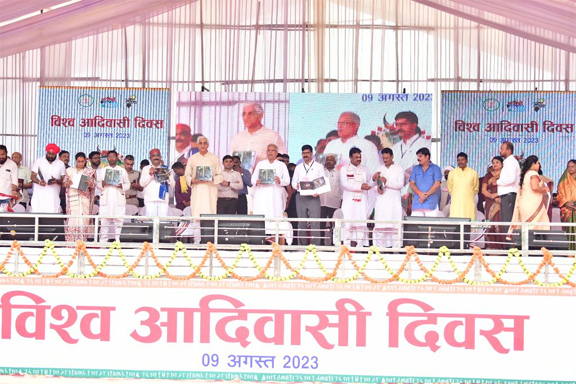 मुख्यमंत्री ने कांगेर घाटी राष्ट्रीय उद्यान के 15 गुफाओं पर आधारित कॉफी टेबल बुक का किया विमोचन मुख्यमंत्री ने कांगेर घाटी राष्ट्रीय उद्यान के 15 गुफाओं पर आधारित कॉफी टेबल बुक का किया विमोचन