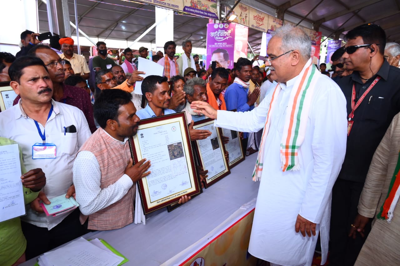 मुख्यमंत्री भूपेश बघेल ने अनुसूचित जनजाति समुदाय के विशिष्ट प्रतिभाओं का किया सम्मान मुख्यमंत्री भूपेश बघेल ने अनुसूचित जनजाति समुदाय के विशिष्ट प्रतिभाओं का किया सम्मान