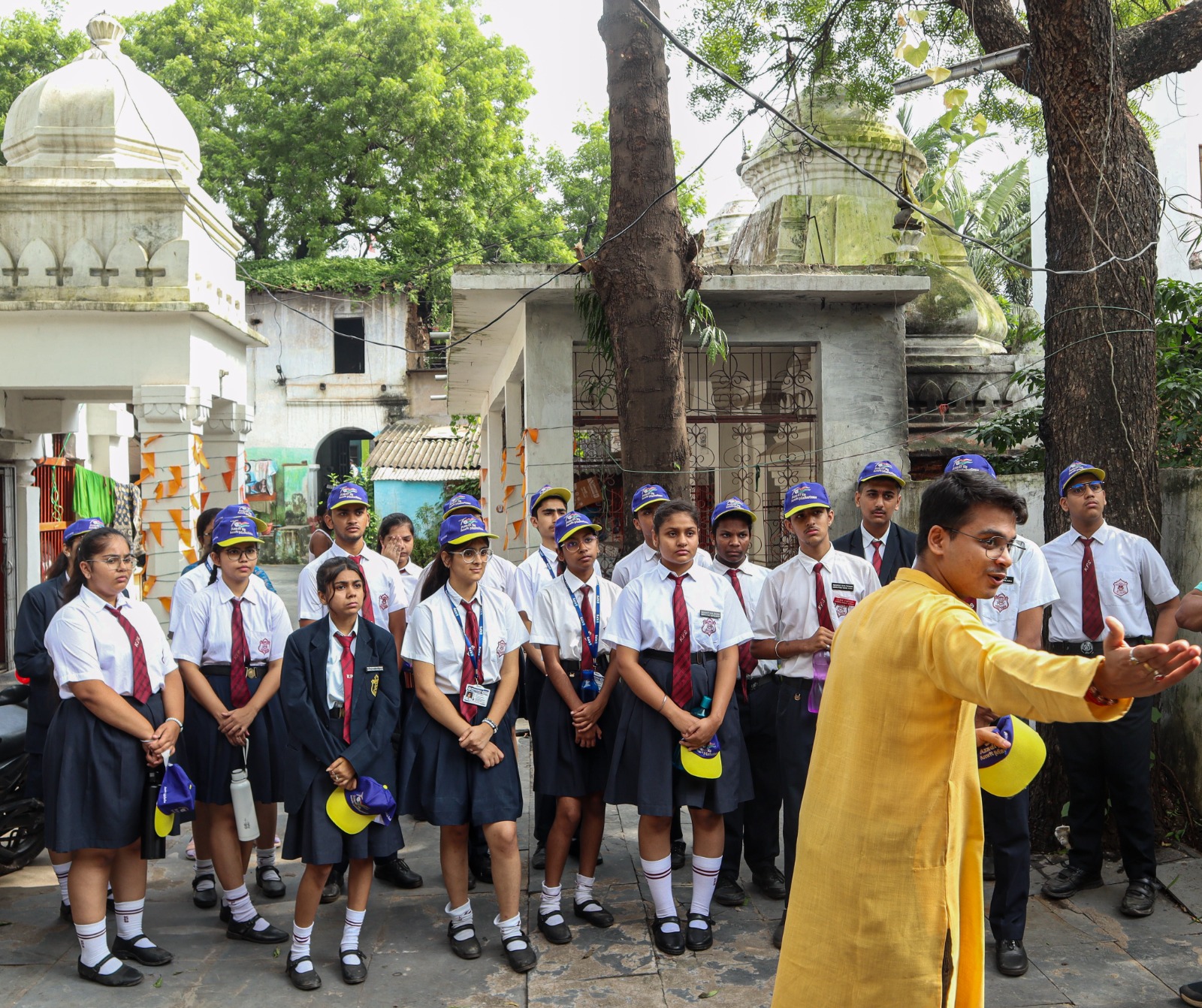 हेरिटेज वॉक के जरिये कृष्णा पब्लिक स्कूल के युवा पर्यटन क्लब के सदस्यों ने जाना रायपुर का इतिहास हेरिटेज वॉक के जरिये कृष्णा पब्लिक स्कूल के युवा पर्यटन क्लब के सदस्यों ने जाना रायपुर का इतिहास