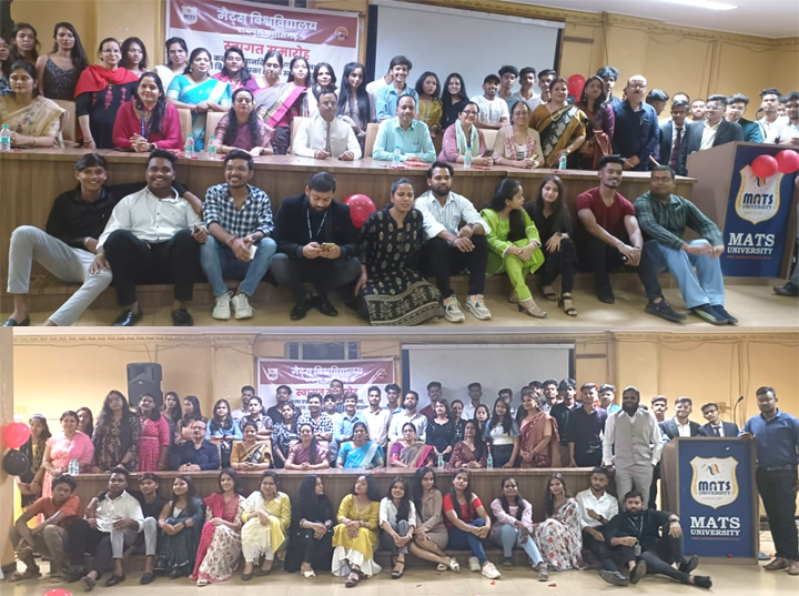 टॉपर्स के सम्मान के साथ नए विद्यार्थियों का स्वागत टॉपर्स के सम्मान के साथ नए विद्यार्थियों का स्वागत