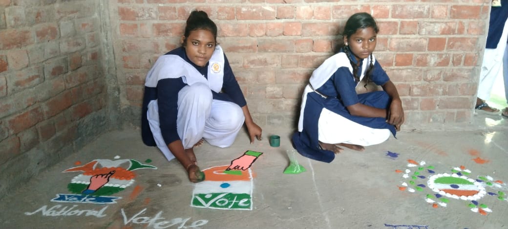 मतदाता जागरूकता अभियान अंतर्गत बच्चों ने बनाई मनमोहक रंगोली मतदाता जागरूकता अभियान अंतर्गत बच्चों ने बनाई मनमोहक रंगोली