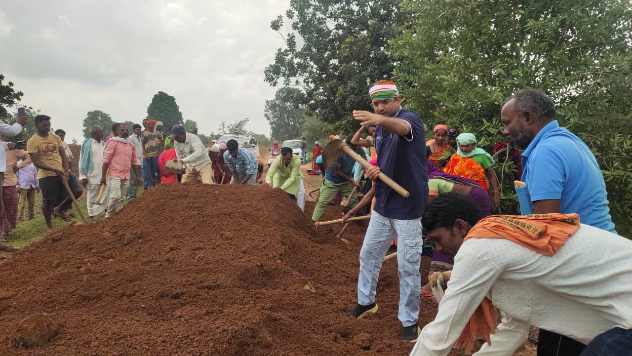 ग्रामीणों ने श्रमदान से दुरूस्त कर दी कच्ची सड़क ग्रामीणों ने श्रमदान से दुरूस्त कर दी कच्ची सड़क