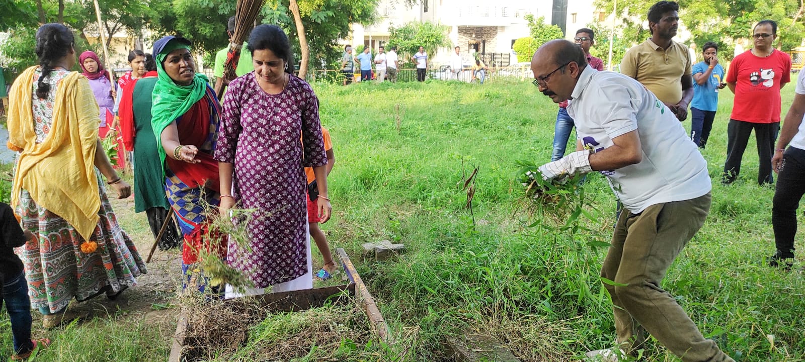 जितेंद्र की अगुवाई में तालपुरी के गार्डन में छिड़ा सफाई अभियान जितेंद्र की अगुवाई में तालपुरी के गार्डन में छिड़ा सफाई अभियान