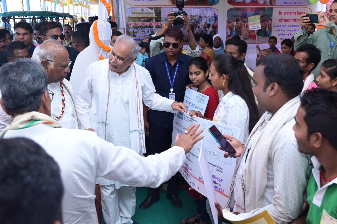 भरोसे का सम्मेलन :विभिन्न विभागीय योजनाओं कि लगाई गयी स्टाल एवं प्रदर्शनी भरोसे का सम्मेलन :विभिन्न विभागीय योजनाओं कि लगाई गयी स्टाल एवं प्रदर्शनी