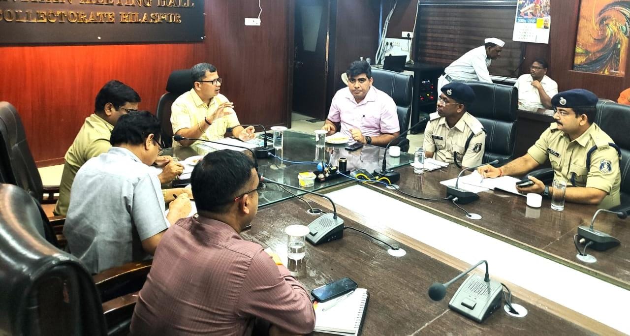 कलेक्टर संजीव झा ने ली जिला स्तरीय टास्क फोर्स की बैठक कलेक्टर संजीव झा ने ली जिला स्तरीय टास्क फोर्स की बैठक