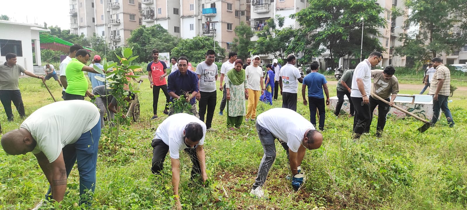 तालपुरी के शिवमंदिर परिसर में सफाई अभियान का लगा पड़ाव तालपुरी के शिवमंदिर परिसर में सफाई अभियान का लगा पड़ाव
