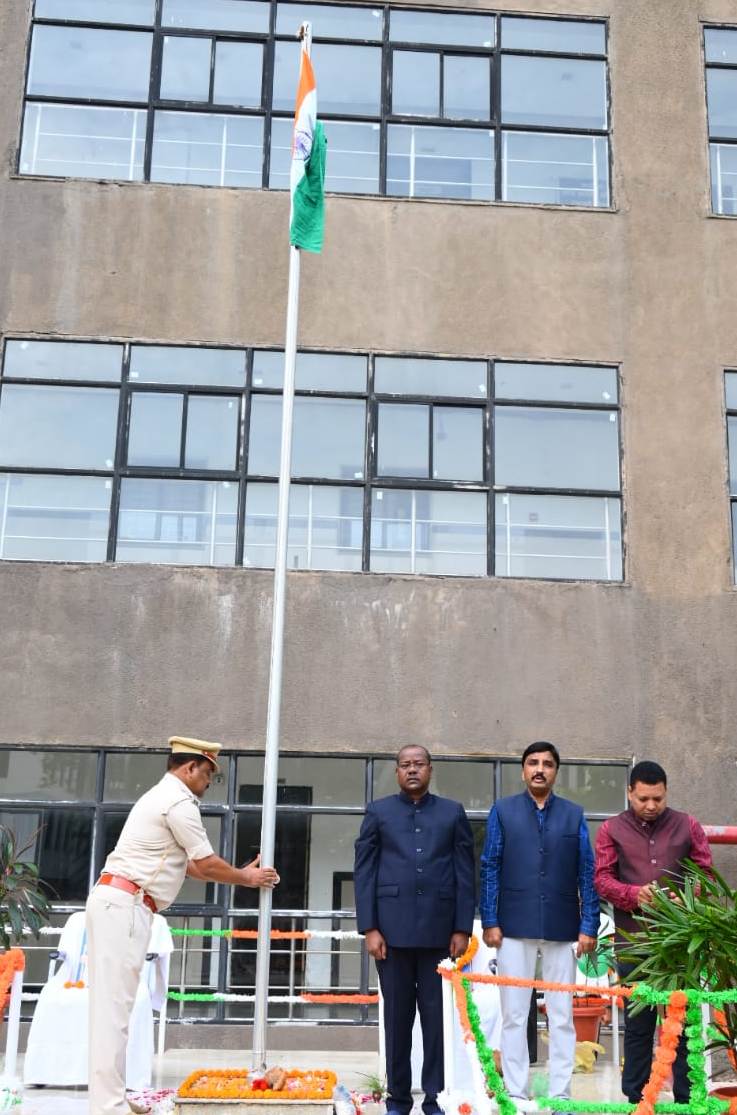 इंद्रावती भवन में सचिव श्री नीलम महादेव एक्का ने ध्वजारोहण किया इंद्रावती भवन में सचिव श्री नीलम महादेव एक्का ने ध्वजारोहण किया