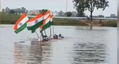 दुर्ग के खेल ग्राम में खिलाड़ियों ने अनोखे तरीके से फहराया तिरंगा दुर्ग के खेल ग्राम में खिलाड़ियों ने अनोखे तरीके से फहराया तिरंगा