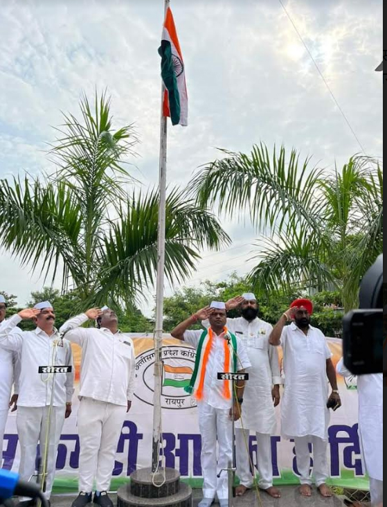 प्रदेश कांग्रेस अध्यक्ष दीपक बैज ने राजीव भवन में ध्वजारोहण किया प्रदेश कांग्रेस अध्यक्ष दीपक बैज ने राजीव भवन में ध्वजारोहण किया