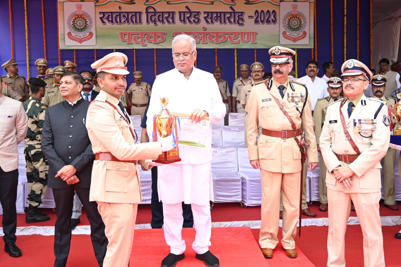 केन्द्रीय बलों में सीआईएसएफ तथा राज्य बल में छत्तीसगढ़ जेल को मार्च पास्ट में प्रथम पुरस्कार केन्द्रीय बलों में सीआईएसएफ तथा राज्य बल में छत्तीसगढ़ जेल को मार्च पास्ट में प्रथम पुरस्कार