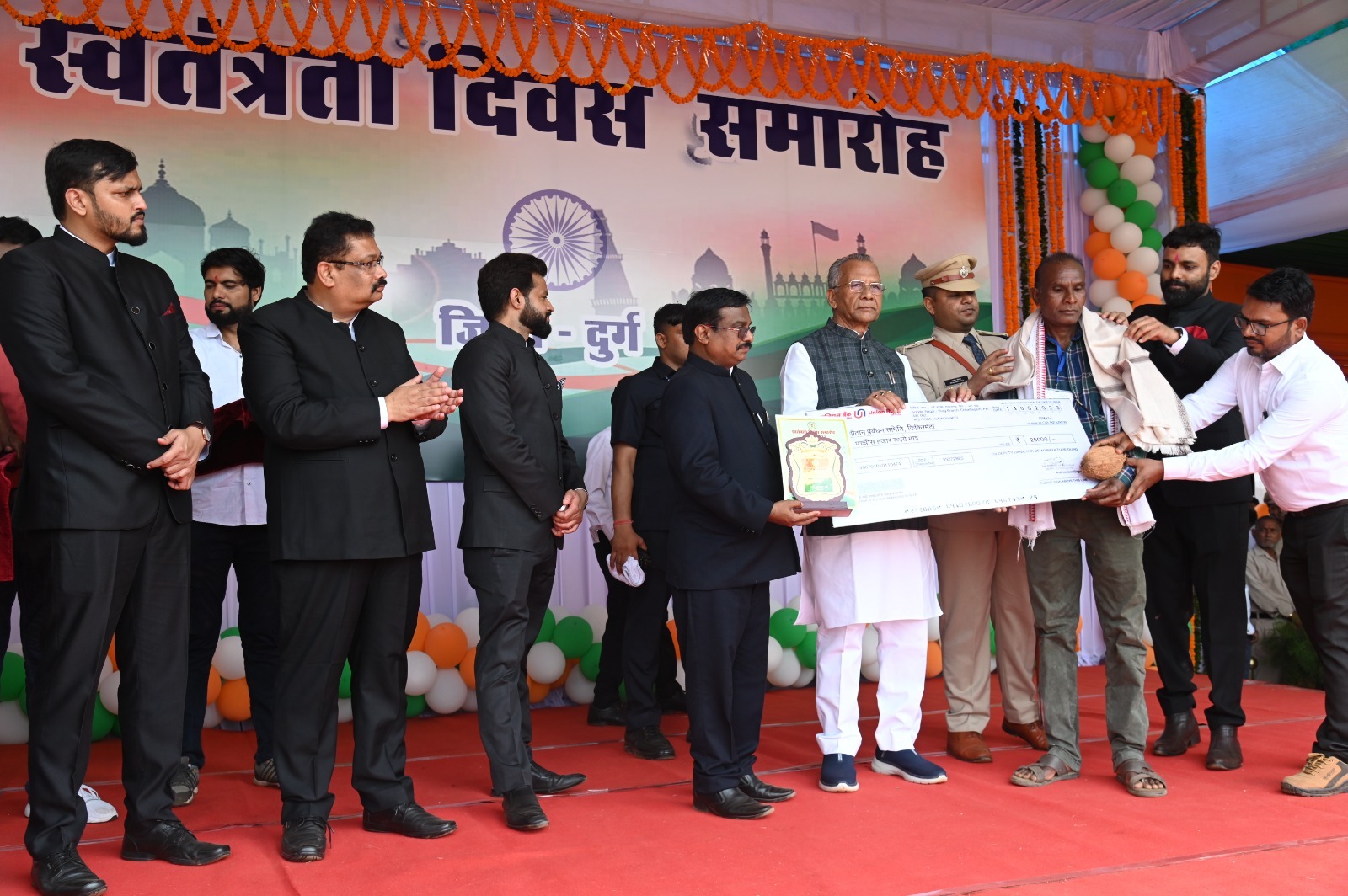 गृह मंत्री ने उत्कृष्ट कार्य करने वाले अधिकारी-कर्मचारी को प्रमाण पत्र देकर किया सम्मानित गृह मंत्री ने उत्कृष्ट कार्य करने वाले अधिकारी-कर्मचारी को प्रमाण पत्र देकर किया सम्मानित