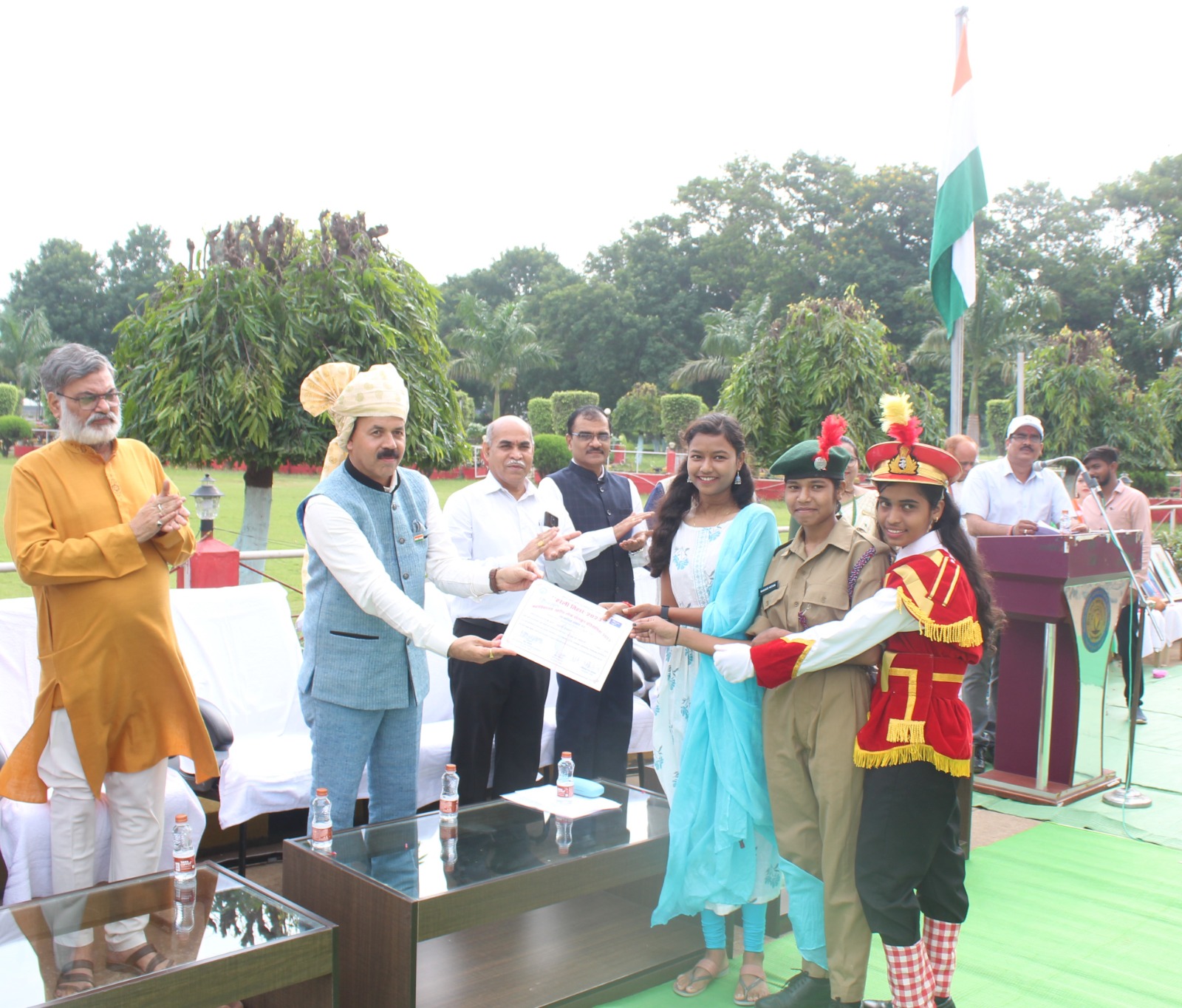 स्वतंत्रता दिवस पर कुलपति डॉ. चंदेल ने तिरंगा फहराया और परेड की सलामी ली स्वतंत्रता दिवस पर कुलपति डॉ. चंदेल ने तिरंगा फहराया और परेड की सलामी ली