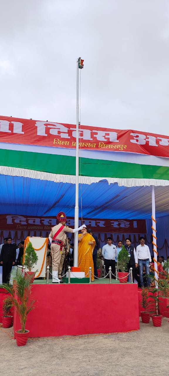 स्वतंत्रता दिवस की 76वीं वर्षगांठ पर संसदीय सचिव श्रीमती रश्मि सिंह ने फहराया तिरंगा स्वतंत्रता दिवस की 76वीं वर्षगांठ पर संसदीय सचिव श्रीमती रश्मि सिंह ने फहराया तिरंगा