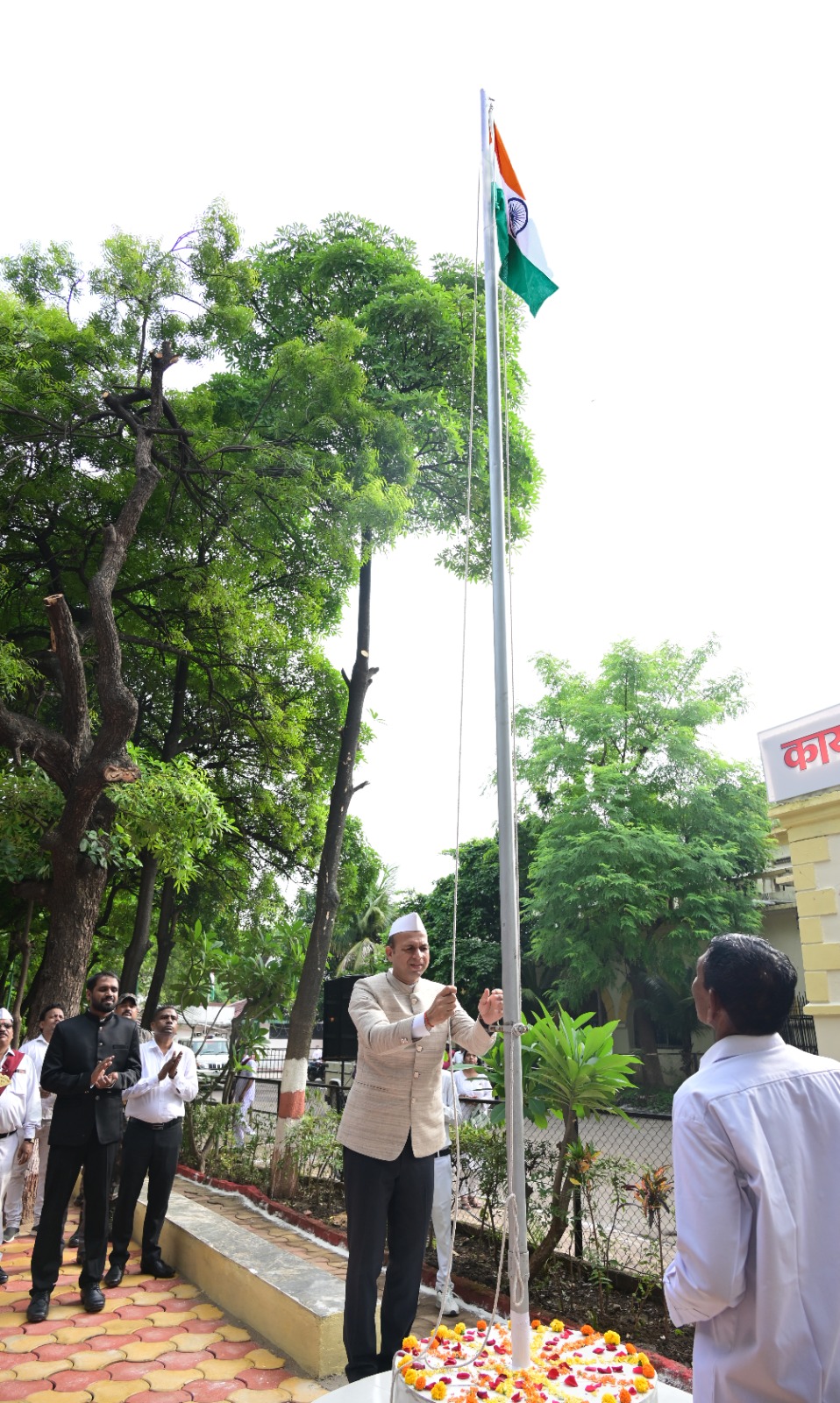 कलेक्टर डॉ. सर्वेश्वर नरेन्द्र भुरे ने कलेक्टोरेट परिसर में किया ध्वजारोहण कलेक्टर डॉ. सर्वेश्वर नरेन्द्र भुरे ने कलेक्टोरेट परिसर में किया ध्वजारोहण