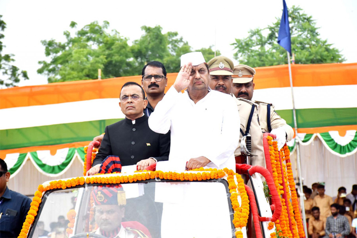 कैबिनेट मंत्री मोहम्मद अकबर ने कवर्धा में किया ध्वजारोहण कैबिनेट मंत्री मोहम्मद अकबर ने कवर्धा में किया ध्वजारोहण