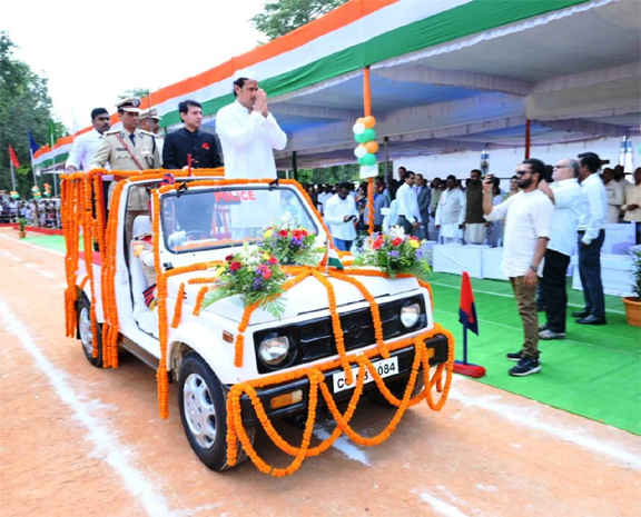 संसदीय सचिव विकास उपाध्याय ने ध्वजारोहण कर परेड की सलामी ली संसदीय सचिव विकास उपाध्याय ने ध्वजारोहण कर परेड की सलामी ली