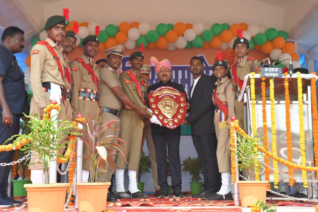 महासमुंद में संसदीय सचिव विनोद चंद्राकर ने किया ध्वजारोहण महासमुंद में संसदीय सचिव विनोद चंद्राकर ने किया ध्वजारोहण