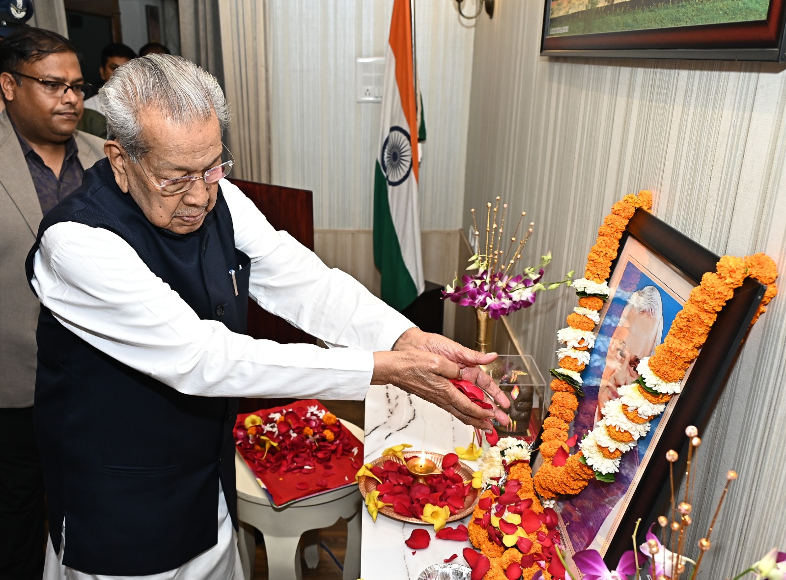 राज्यपाल ने पूर्व प्रधानमंत्री अटल बिहारी वाजपेयी की पुण्यतिथि पर दी श्रद्धांजलि राज्यपाल ने पूर्व प्रधानमंत्री अटल बिहारी वाजपेयी की पुण्यतिथि पर दी श्रद्धांजलि