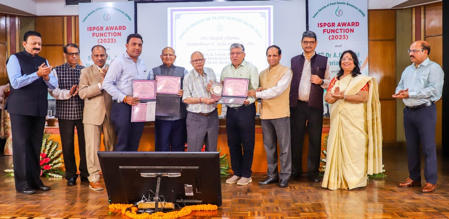 धान की परंपरागत किस्मों के संरक्षण एवं सुधार हेतु कृषि विश्वविद्यालय के वैज्ञानिक सम्मानित धान की परंपरागत किस्मों के संरक्षण एवं सुधार हेतु कृषि विश्वविद्यालय के वैज्ञानिक सम्मानित