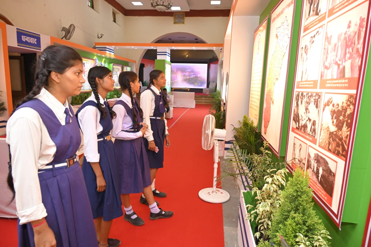 रायपुर के टाउनहॉल में लगायी गई छायाचित्र प्रदर्शनी को मिल रहा लोगों का अच्छा प्रतिसाद रायपुर के टाउनहॉल में लगायी गई छायाचित्र प्रदर्शनी को मिल रहा लोगों का अच्छा प्रतिसाद