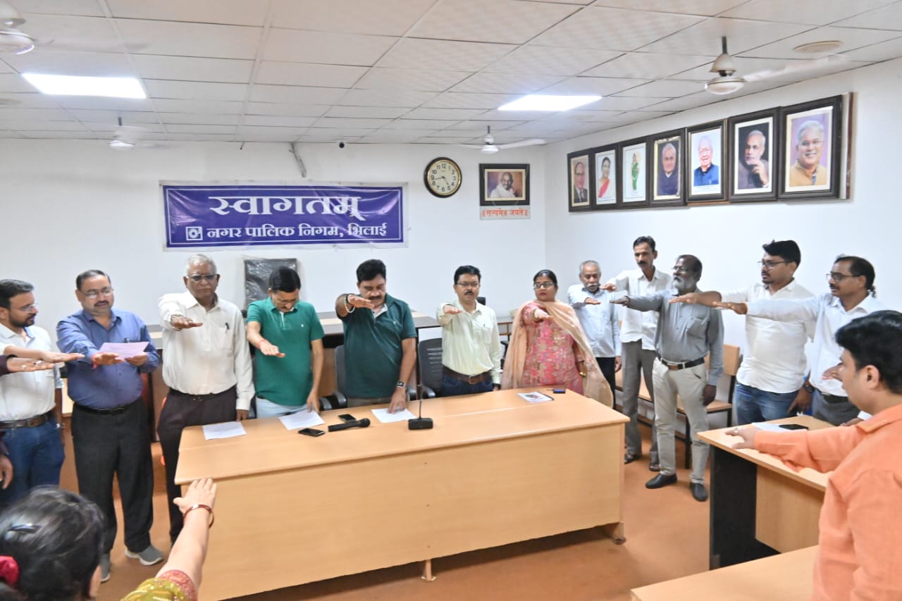 निगम के अधिकारियों/कर्मचारियों ने सदभावना दिवस पर ली शपथ निगम के अधिकारियों/कर्मचारियों ने सदभावना दिवस पर ली शपथ