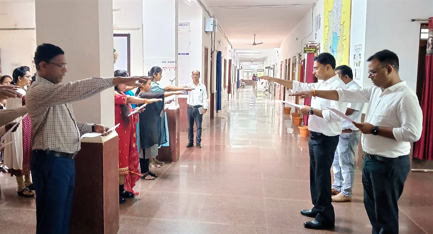 कलेक्टर श्री कुलदीप शर्मा ने अधिकारी-कर्मचारियों को दिलाई ’सद्भावना की शपथ कलेक्टर श्री कुलदीप शर्मा ने अधिकारी-कर्मचारियों को दिलाई ’सद्भावना की शपथ