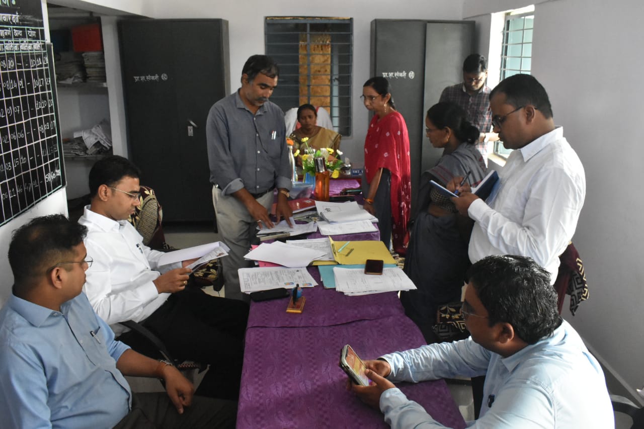 कलेक्टर एवं पुलिस अधीक्षक ने सांकरी में मतदाता सूची पुनरीक्षण कार्य का किया निरीक्षण कलेक्टर एवं पुलिस अधीक्षक ने सांकरी में मतदाता सूची पुनरीक्षण कार्य का किया निरीक्षण