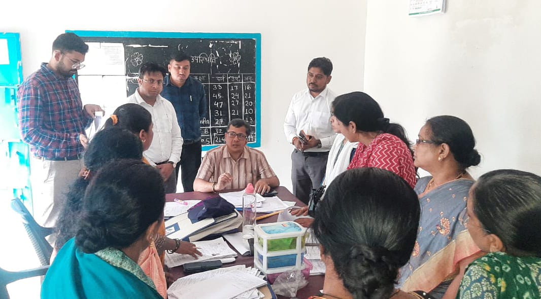 मतदान केन्द्रों में लगे विशेष शिविरों का कलेक्टर ने लिया जायजा मतदान केन्द्रों में लगे विशेष शिविरों का कलेक्टर ने लिया जायजा